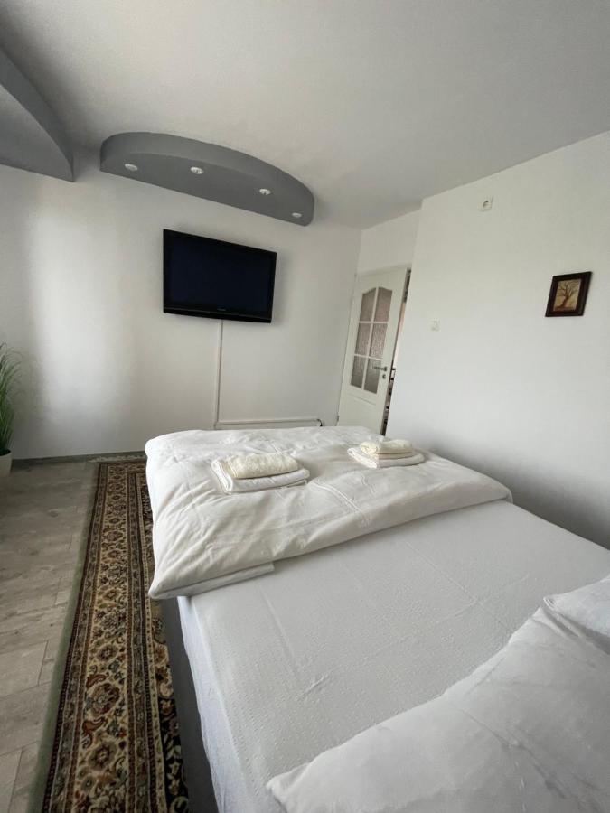 Lovely 3 Bedrooms Apartament Oradea Exterior photo